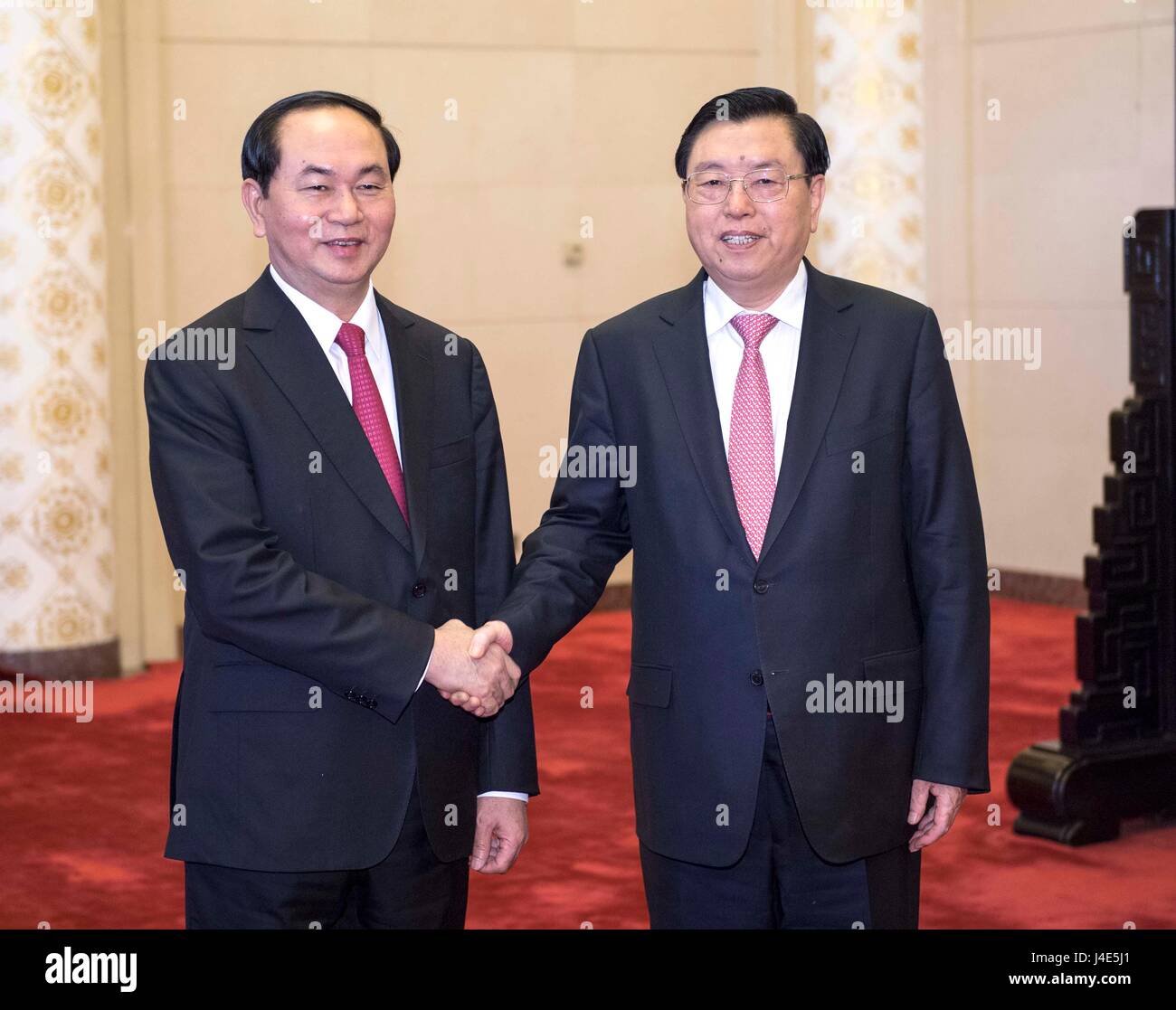 (170512)--Peking, 12. Mai 2017 (Xinhua)--Zhang Dejiang (R), Vorsitzender des ständigen Ausschusses des nationalen Kongress (NPC), trifft sich mit vietnamesischen Präsidenten Tran Dai Quang in Peking, Hauptstadt von China, 12. Mai 2017. (Xinhua/Li Tao) (Angeles) Stockfoto