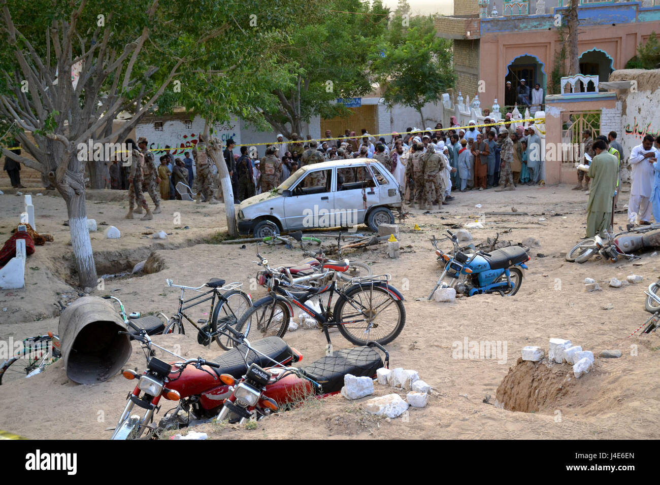 Mastung. 12. Mai 2017. Einheimischen versammeln sich am Standort im Südwesten Pakistans Mastung, Explosion am 12. Mai 2017. Pakistanische Premierminister Nawaz Sharif am Freitag verurteilte den tödlichen Angriff gezielt auf das Land des Senats stellvertretender Vorsitzender Konvoi im südwestlichen Provinz Belutschistan, verlassen mindestens 25 Tote und 35 verletzte, gemäss Aussage vom Amt des Premierministers. Bildnachweis: Asad/Xinhua/Alamy Live-Nachrichten Stockfoto