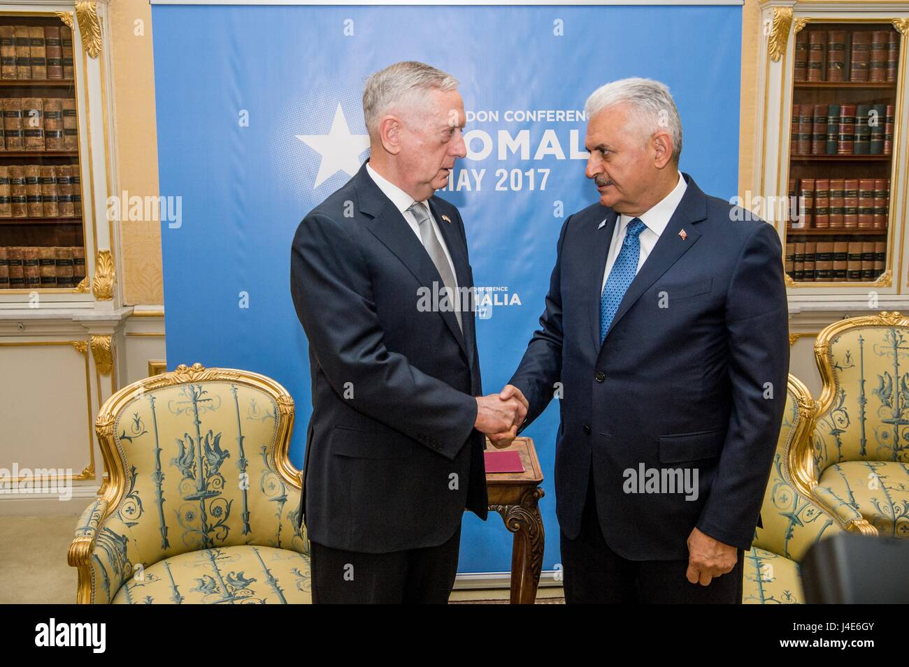 US-Verteidigungsminister James Mattis grüßt der türkische Ministerpräsident Binali Yıldırım vor bilaterale Gespräche am Rande der Konferenz in London Somalia im Lancaster House 11. Mai 2017 in London, Vereinigtes Königreich. Stockfoto