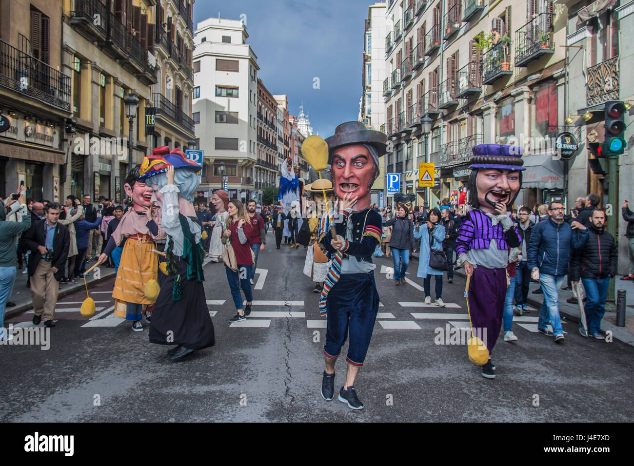 Madrid, Spanien. 12. Mai 2017. feiern die eine Isidro beginnt mit der riesigen Cabezudos (enorme Pupets) auf Mitte Straßen von Madrid Credit: Alberto Sibaja Ramírez/Alamy Live News Stockfoto