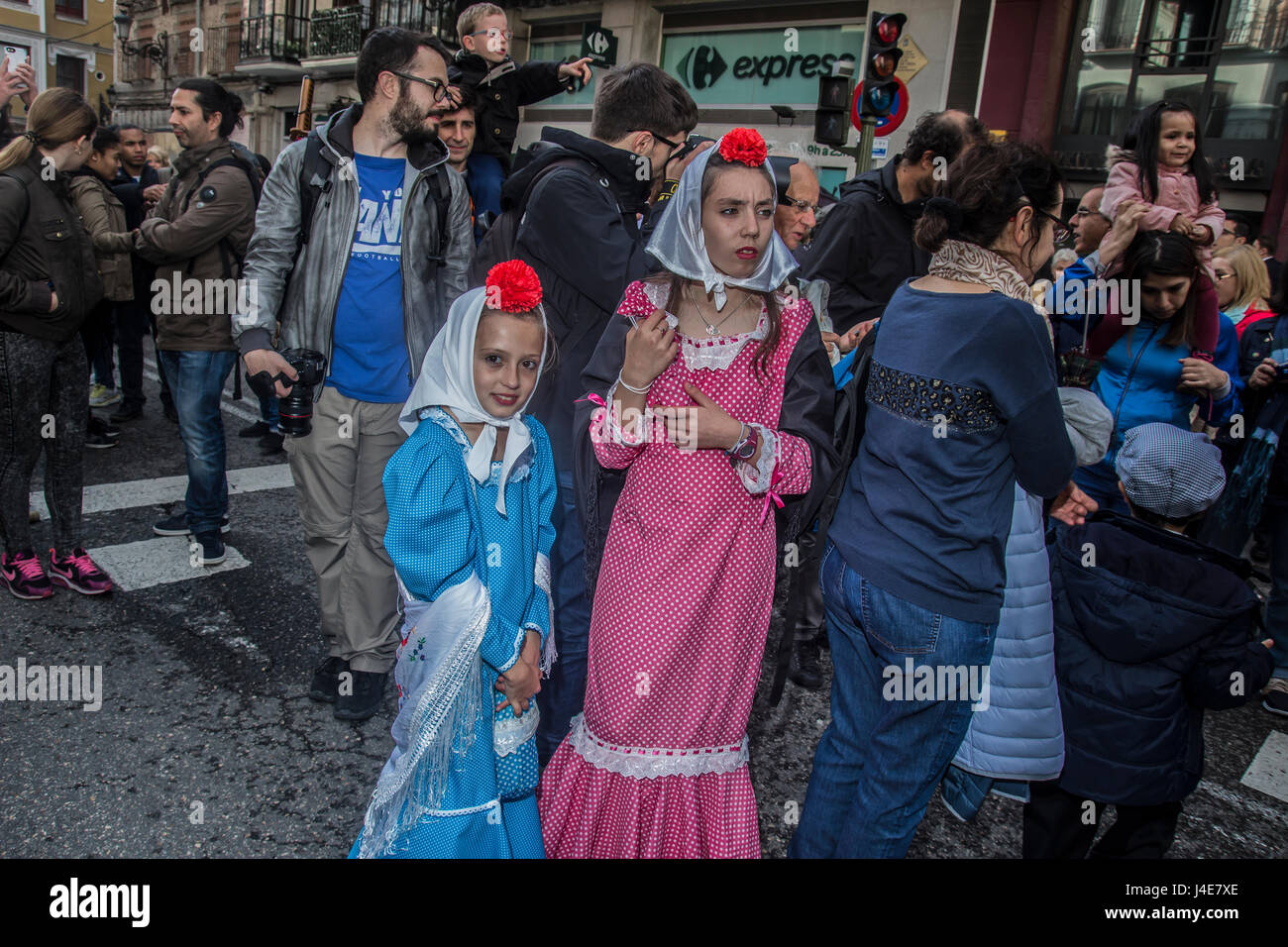 Madrid, Spanien. 12. Mai 2017. feiern die eine Isidro beginnt mit der riesigen Cabezudos (enorme Pupets) auf Mitte Straßen von Madrid Credit: Alberto Sibaja Ramírez/Alamy Live News Stockfoto