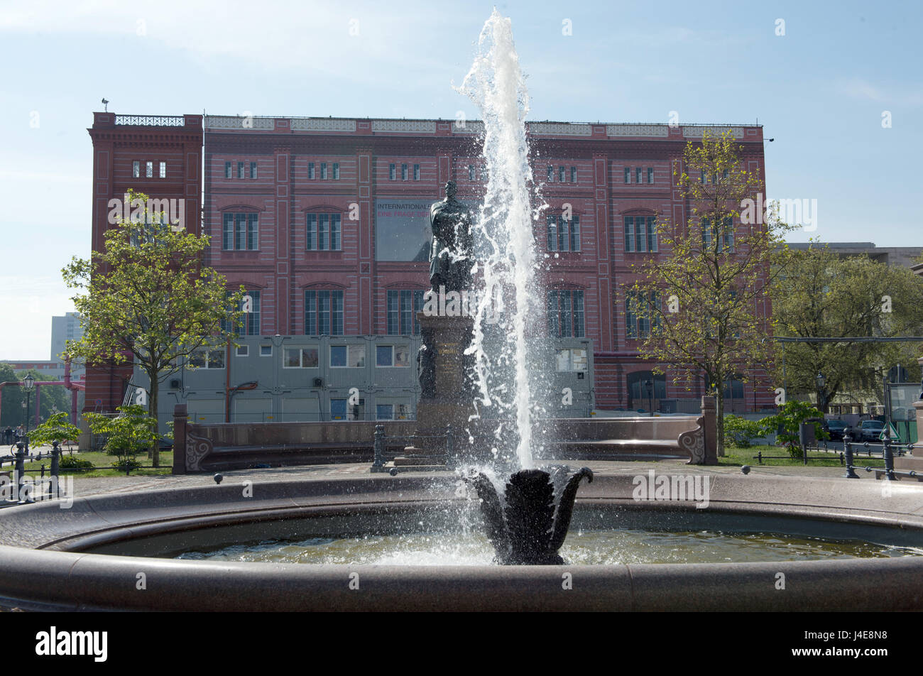Berlin, Deutschland. 12. Mai 2017. Die Statue von Carl Friedrich Schinkel am Schinkelplatz in Berlin, Deutschland, 12. Mai 2017. Ein Ideenwettbewerb für den Wiederaufbau der Schinkelsche Bauakademie (lit.) Schinkels Bauakademie) in Berlin soll spätestens im September beginnen. Foto: Paul Zinken/Dpa/Alamy Live News Stockfoto