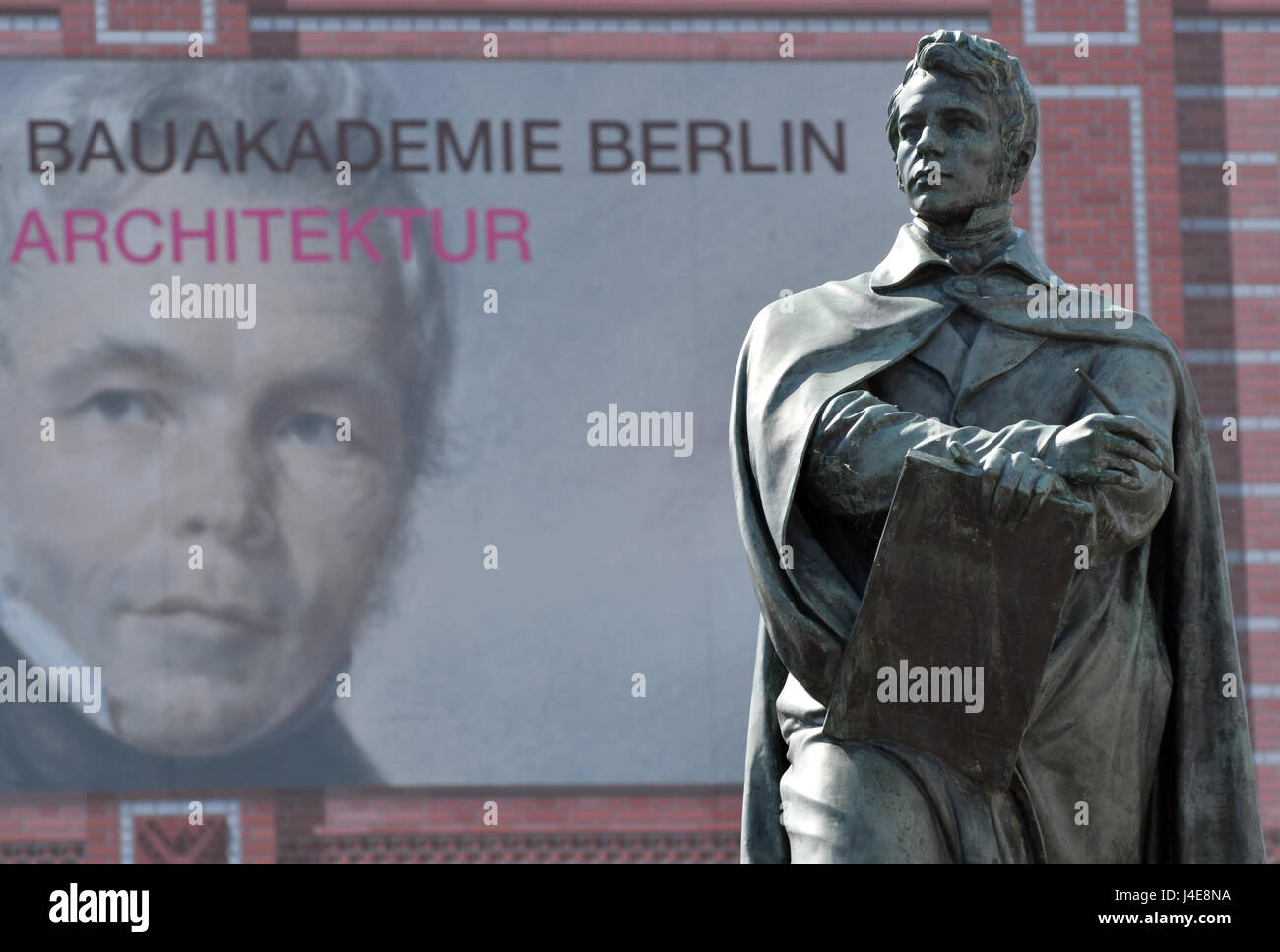 Berlin, Deutschland. 12. Mai 2017. Die Statue von Carl Friedrich Schinkel außerhalb des Geländes der Bauakademie in Berlin, Deutschland, 12. Mai 2017. Ein Ideenwettbewerb für den Wiederaufbau der Schinkelsche Bauakademie (lit.) Schinkels Bauakademie) in Berlin soll spätestens im September beginnen. Foto: Paul Zinken/Dpa/Alamy Live News Stockfoto