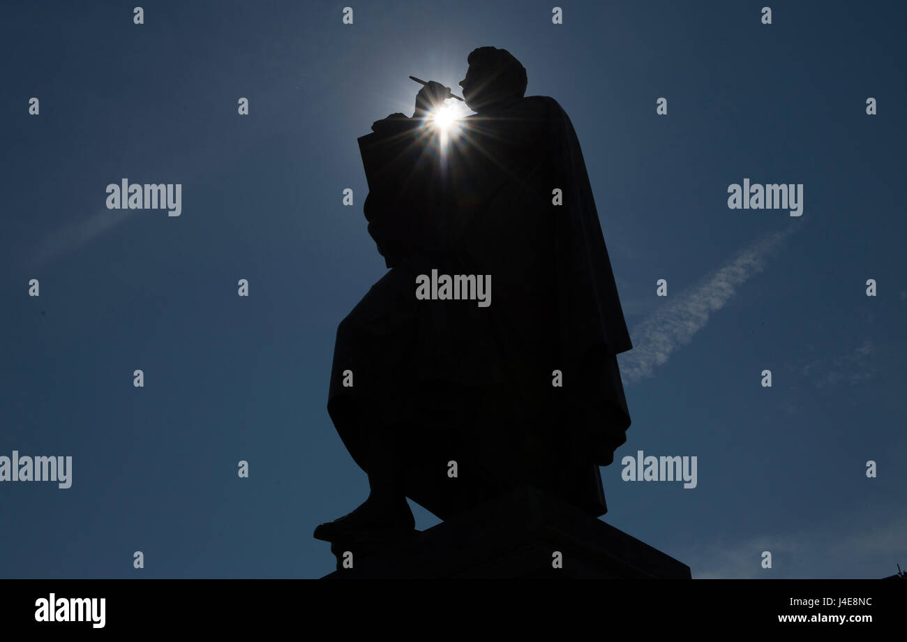 Berlin, Deutschland. 12. Mai 2017. Die Statue von Carl Friedrich Schinkel fotografiert gegen die Sonne in Berlin, Deutschland, 12. Mai 2017. Ein Ideenwettbewerb für den Wiederaufbau der Schinkelsche Bauakademie (lit.) Schinkels Bauakademie) in Berlin soll spätestens im September beginnen. Foto: Paul Zinken/Dpa/Alamy Live News Stockfoto