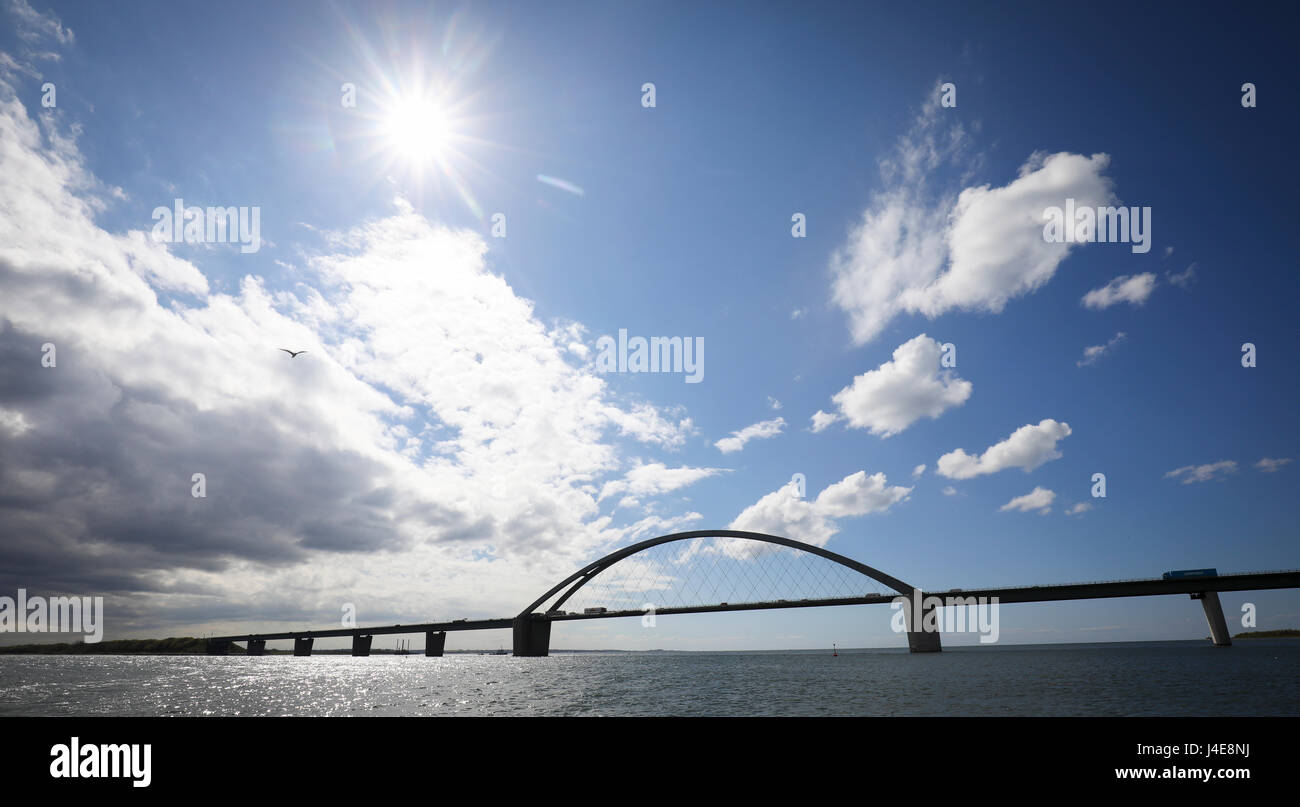 Bild von Fehmarn Sound Bridge, eine Brücke für Schiene und Passagier- und Frachtflüge Automoviles, Insel Fehmarn, Deutschland, 8. Mai 2017 abgenommen. Im Auftrag der Deutschen Bahn (Deutsche Bahn) inspizieren Mitarbeiter von einer spezialisierten Firma den Baugrund für den geplanten, neuen Fehmarnsund-Tunnel. Die Pläne für einen neuen Tunnel sind notwendig, da die 54-jährige Sound Bridge nicht für die erwartete Zunahme der Bahnverkehr nach der Eröffnung des Ostsee-Tunnel zwischen Dänemark und Deutschland fit ist. Die 19 Kilometer lange Tunnel wird voraussichtlich nicht vor 2028 geöffnet werden. Foto: Christian Charisius/d Stockfoto