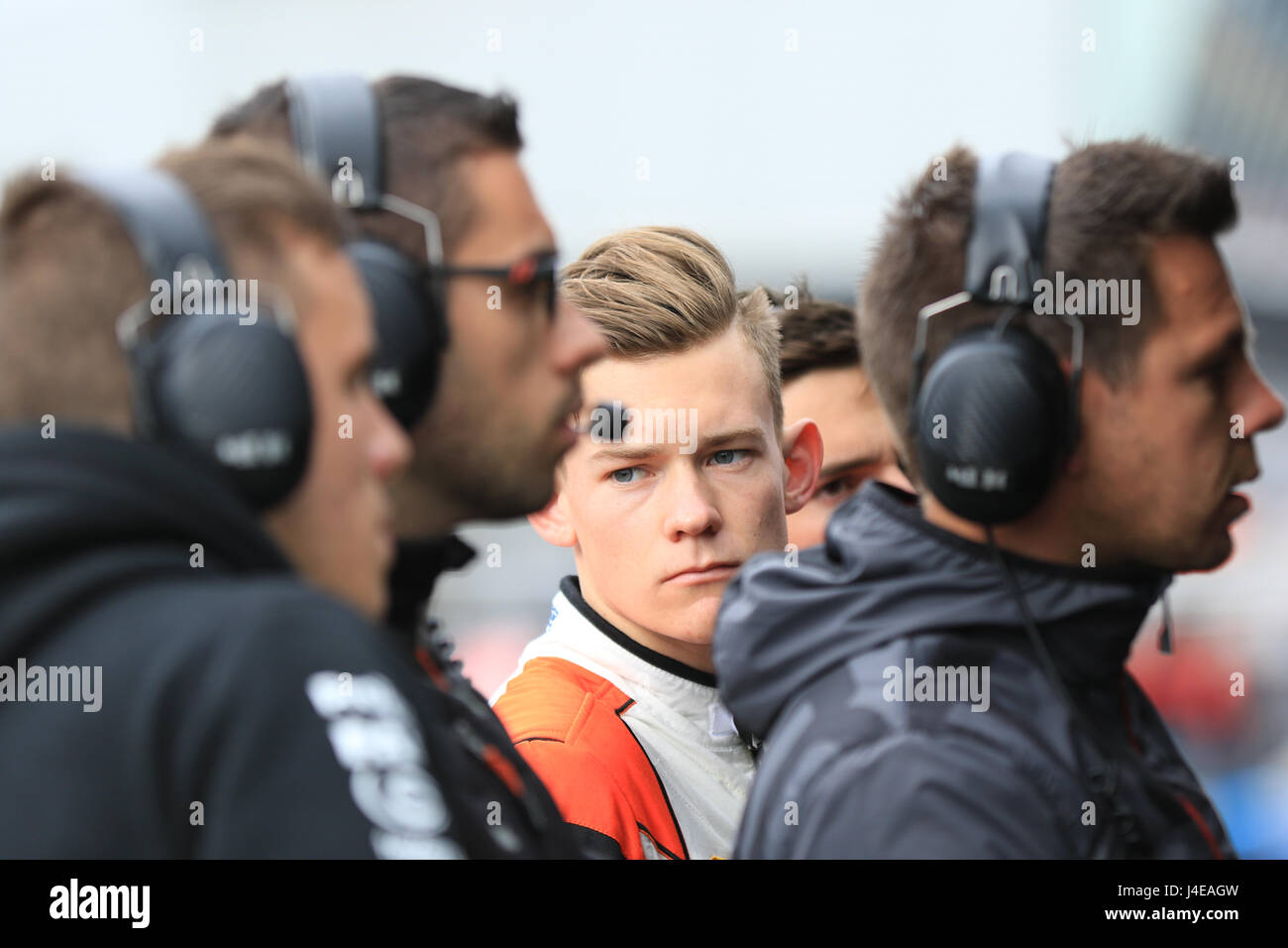 Silverstone, Großbritannien. 13. Mai 2017. Thomas Maxwell mit seinem Tech 1 Racing Team in den Gruben in Silverstone für die Formel Renault 2.0 Eurocup Credit: Paren Raval/Alamy Live News Stockfoto