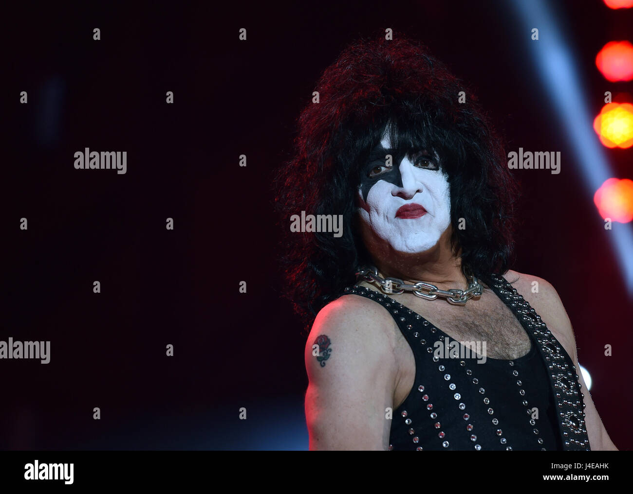 Dortmund, Deutschland. 12. Mai 2017. Der Musiker und Frontfrau der Hardrock-Band Kiss"", Paul Stanley, steht auf der Bühne der Halle Westfalen in Dortmund, Deutschland, 12. Mai 2017. Foto: Caroline Seidel/Dpa/Alamy Live News Stockfoto