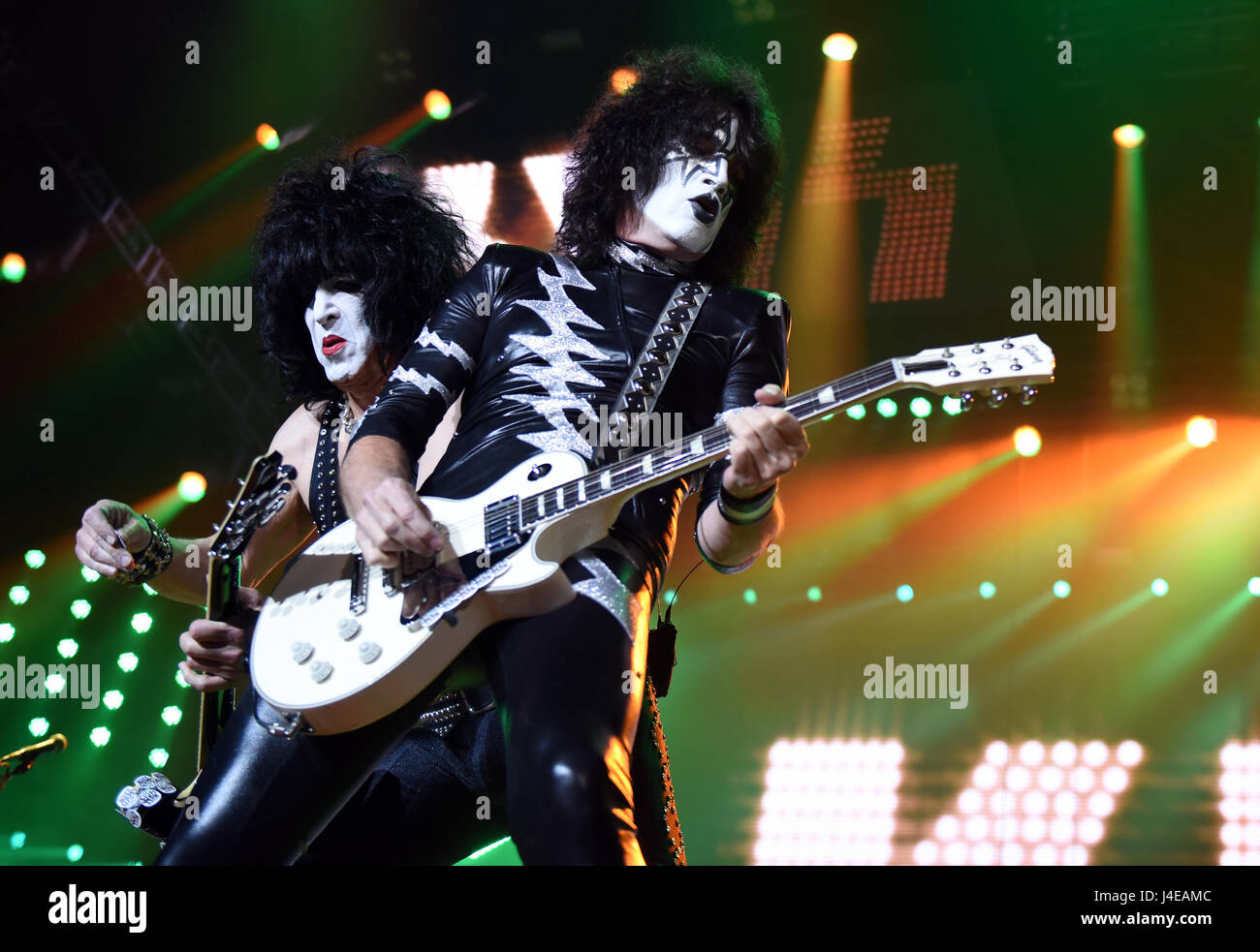 Dpatop - der Musiker und Frontfrau der Hardrock-Band "Kiss", Paul Stanley (L), steht auf der Bühne der Halle Westfalen mit sein Bandkollege Tommy Thayer (R) in Dortmund, Deutschland, 12. Mai 2017. Foto: Caroline Seidel/dpa Stockfoto