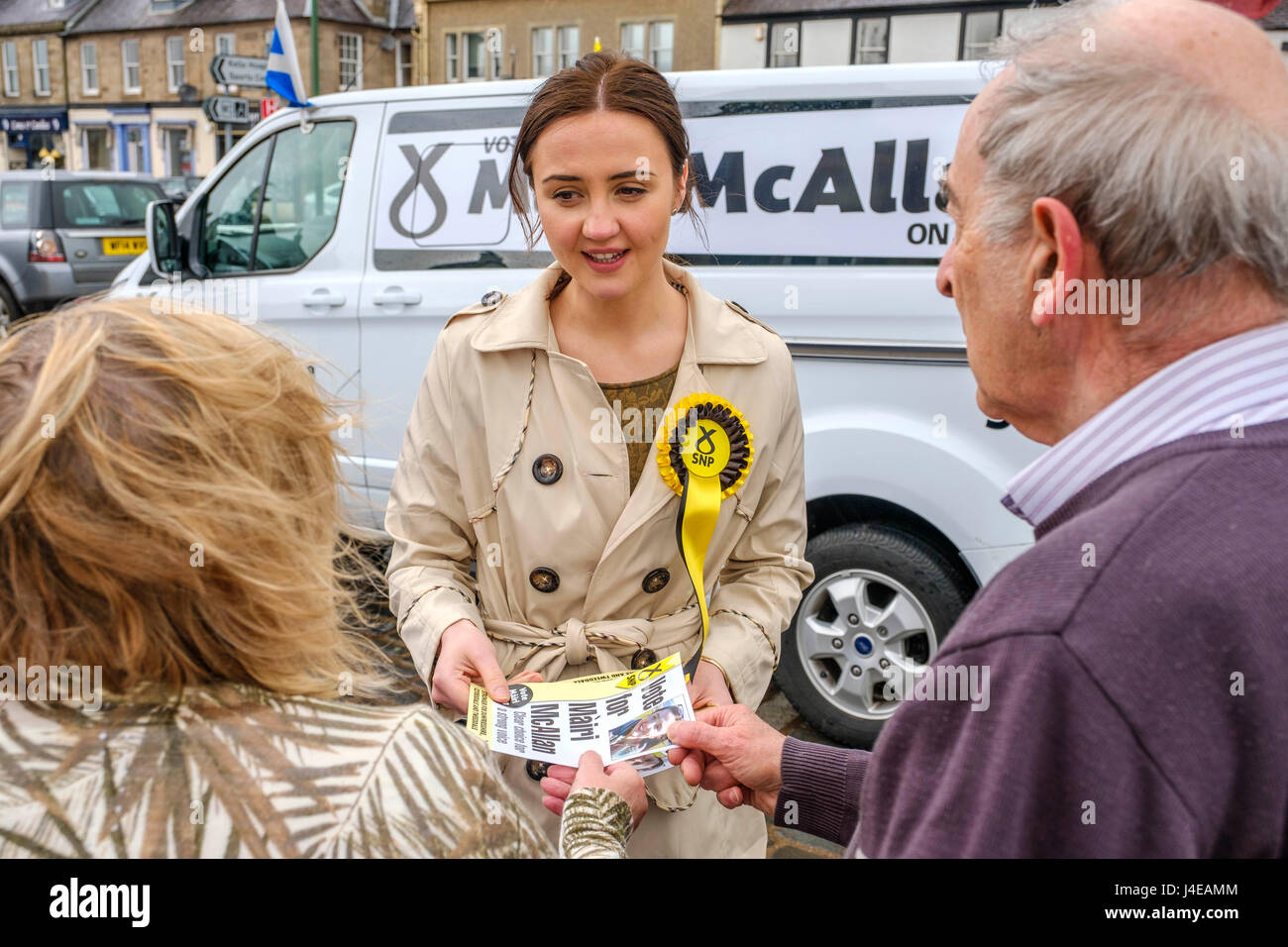 Biggar, South Lanarkshire, UK. 13. Mai 2017. Mairi McCallan SNP Kandidat für Dumfriesshire, Cydesdale und Tweeddale (DCT), David Mundell (Con) in britische allgemeine Wahl auf 8. Juni 2017 übernimmt, startet ihre Kampagne in Biggar, South Lanarkshire Credit: Andrew Wilson/Alamy Live News Stockfoto