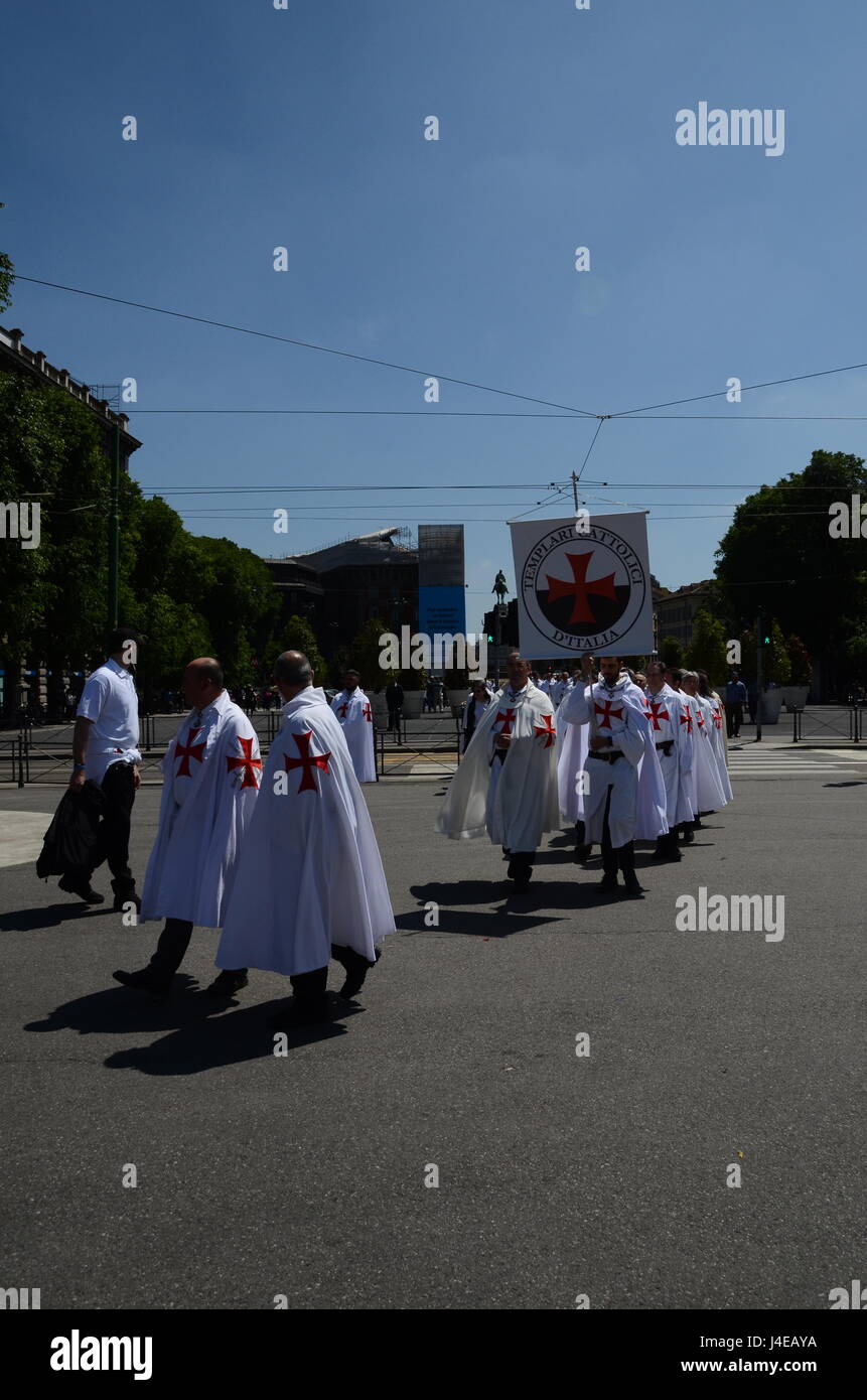 Mailand, Italien - 13. Mai 2017: Templer (Cavalieri Templari) Parade vor Castello Sforzesco im Herzen von Mailand, Italien. Der Zweck dieser Organisation, laut ihrer Website, soll "ein Verständnis von den Bedrohungen heute weltweit von radikalen Islam, Liberalismus, politische Korruption, kulturellen Marxismus und Anti-christliche Bigotterie teilen". Bildnachweis: Alexandre Rotenberg/Alamy Live-Nachrichten Stockfoto