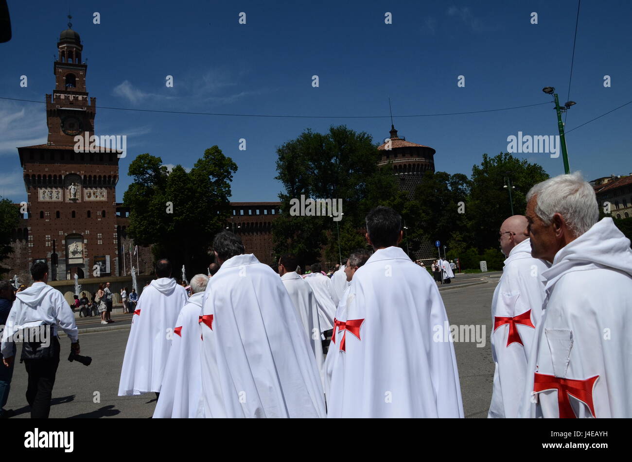 Mailand, Italien - 13. Mai 2017: Templer (Cavalieri Templari) Parade vor Castello Sforzesco im Herzen von Mailand, Italien. Der Zweck dieser Organisation, laut ihrer Website, soll "ein Verständnis von den Bedrohungen heute weltweit von radikalen Islam, Liberalismus, politische Korruption, kulturellen Marxismus und Anti-christliche Bigotterie teilen". Bildnachweis: Alexandre Rotenberg/Alamy Live-Nachrichten Stockfoto