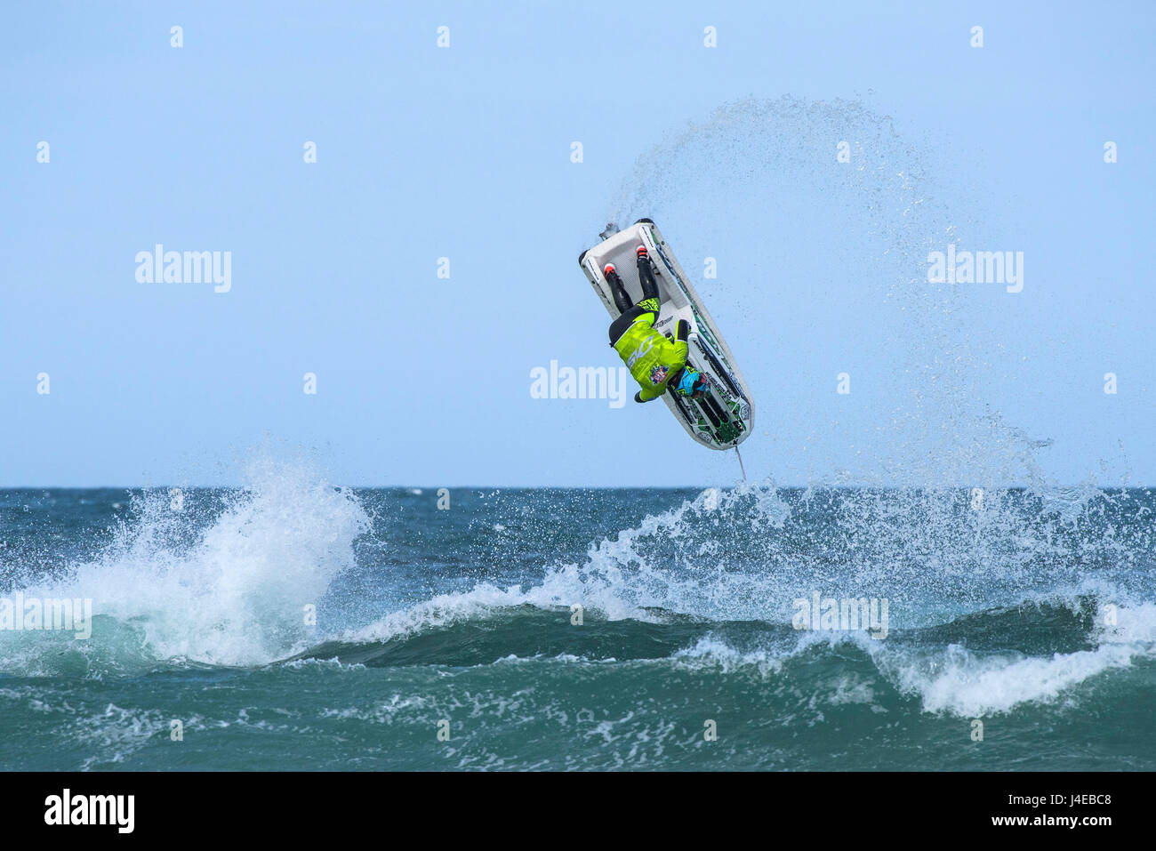 Fistral Strand; Newquay, Cornwall. 13. Mai 2017.  Jetski Fahrer führen spektakuläre Schwerkraft trotzen Tricks, wie sie im Vereinigten Königreich IFWA konkurrieren. Europa- und Weltmeisterschaften IFWA nehmen Platz am Fistral Beach in Newquay, Cornwall.  Fotograf: Gordon Scammell/Alamy Live-Nachrichten. Stockfoto