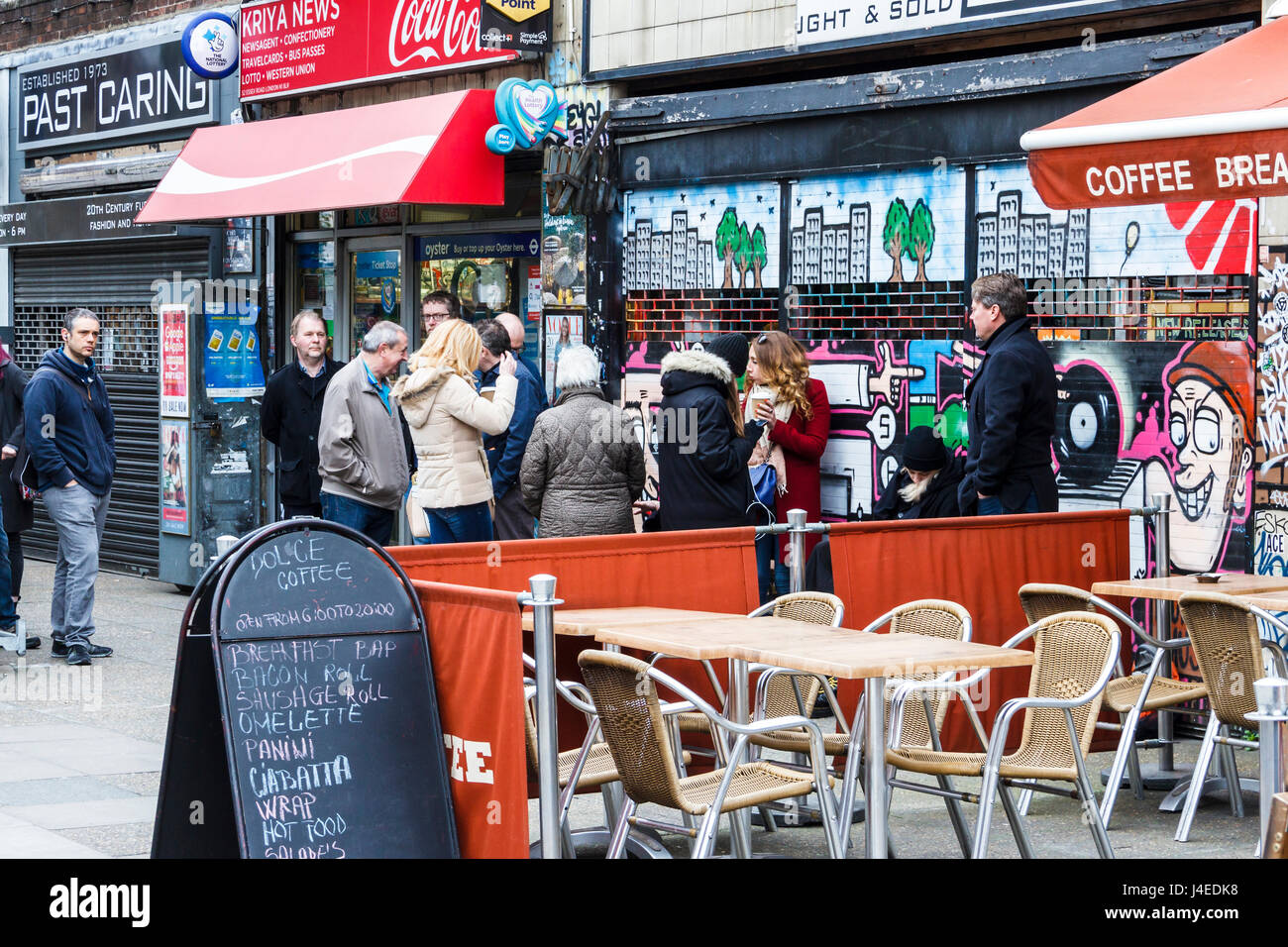Schlange von Leuten in Einklang zu Beginn der Record Store Day 2017 Flashback Datensätze, Essex Road, London, UK warten Stockfoto