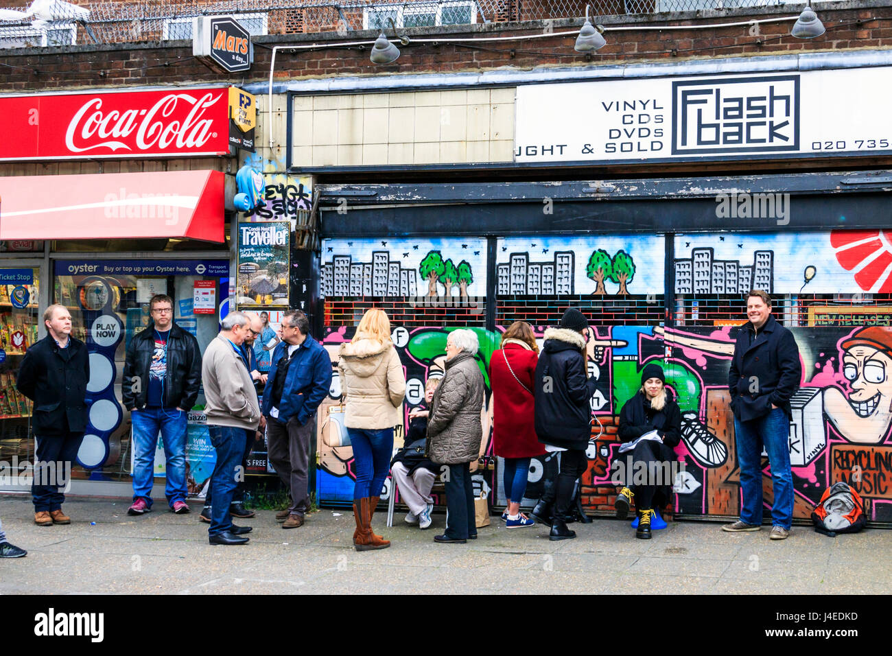 Schlange von Leuten in Einklang zu Beginn der Record Store Day 2017 Flashback Datensätze, Essex Road, London, UK warten Stockfoto