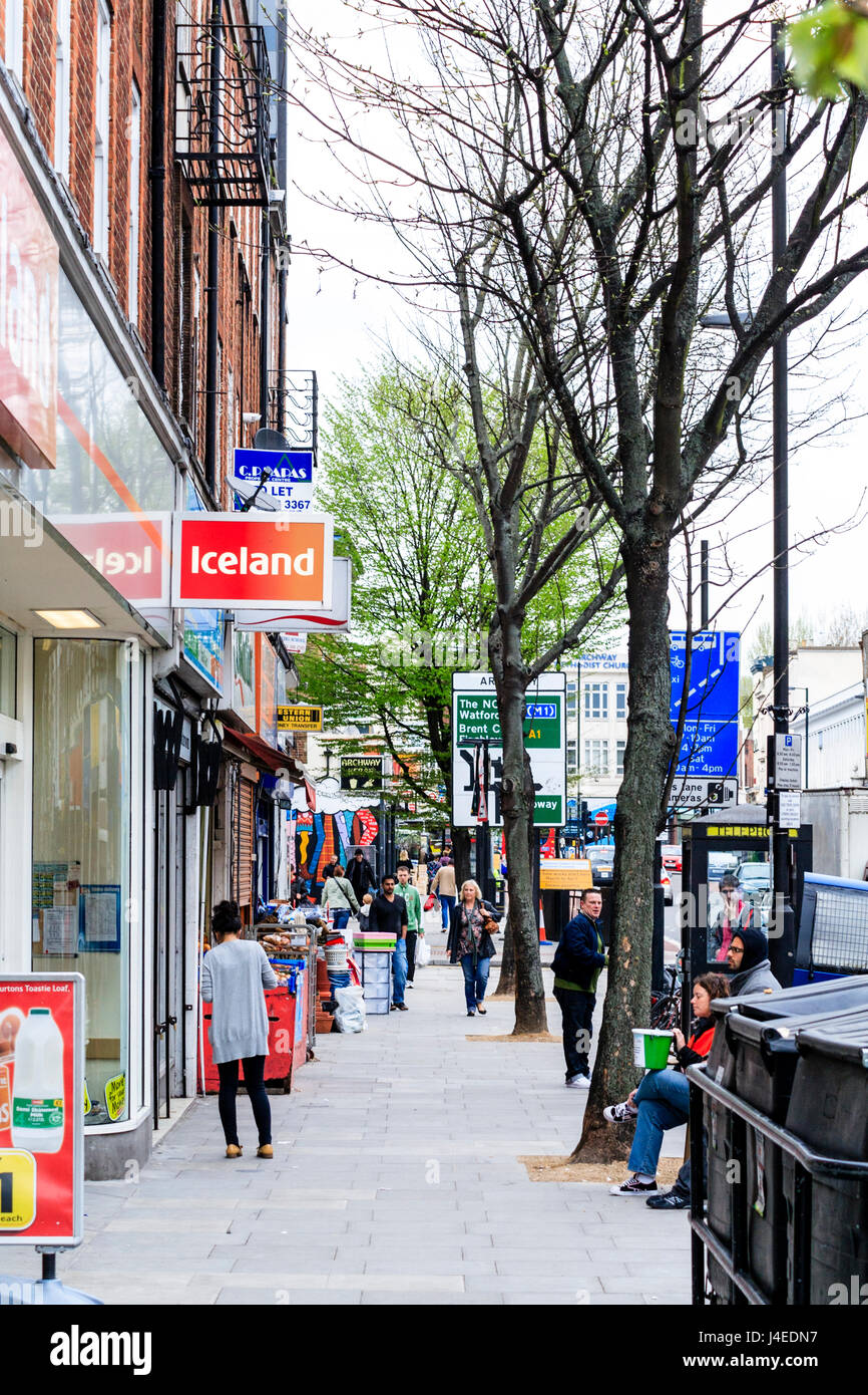 Die Geschäfte in der Junction Road, North London, Großbritannien Stockfoto