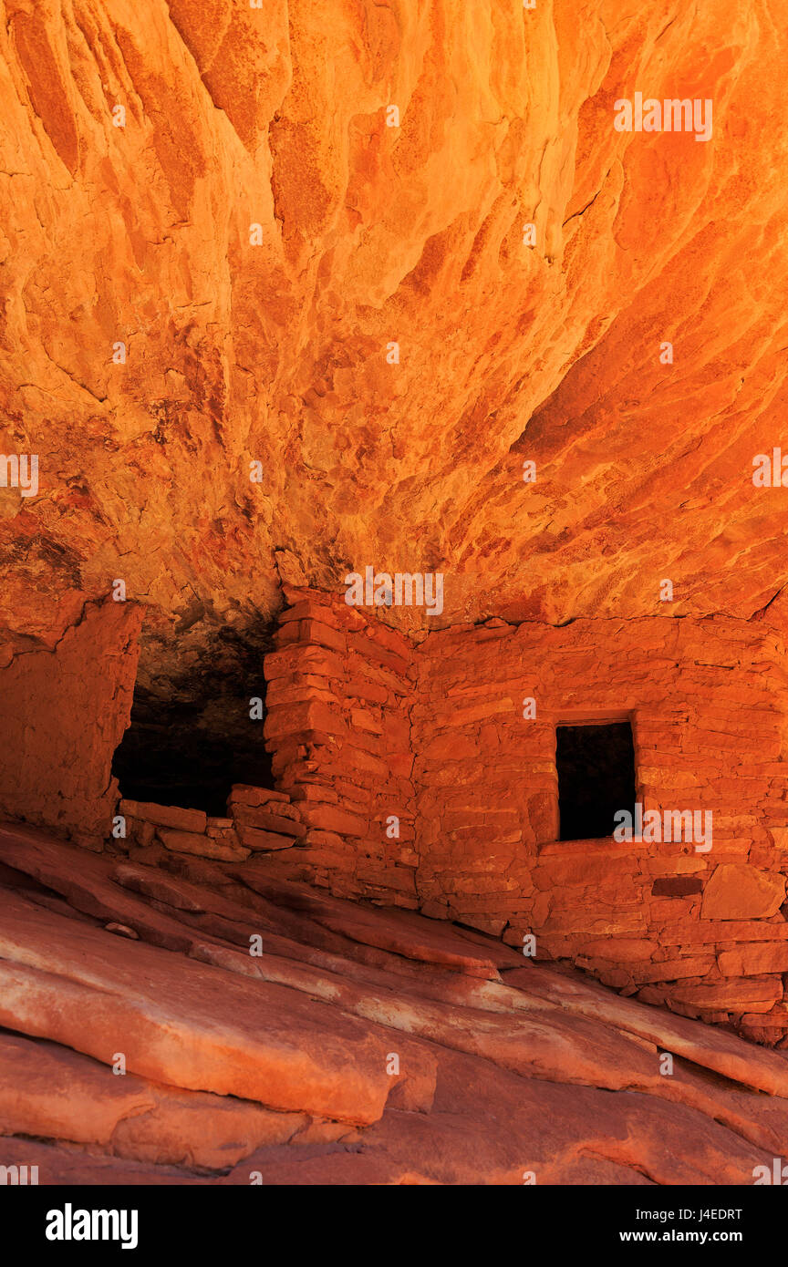 Dies ist eine vertikale Ansicht des Hauses auf Feuer Ruine im Mule Canyon, Bären Ohren National Monument, San Juan County, Utah, USA. Stockfoto