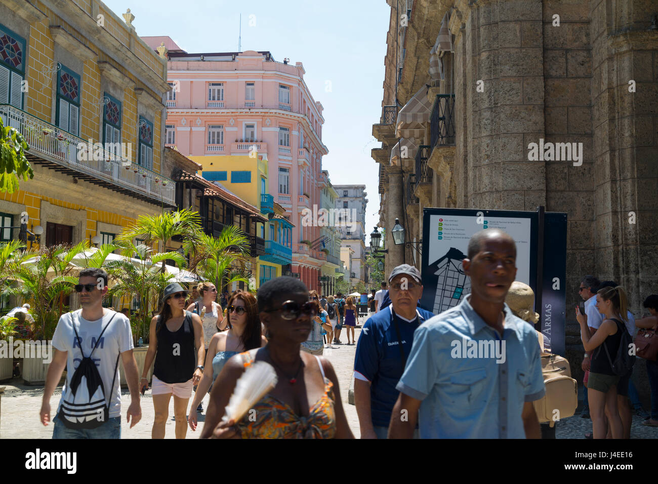 Touristen auf der Straße in Havanna, Kuba Stockfoto