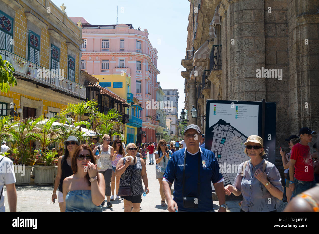 Touristen auf der Straße in Havanna, Kuba Stockfoto