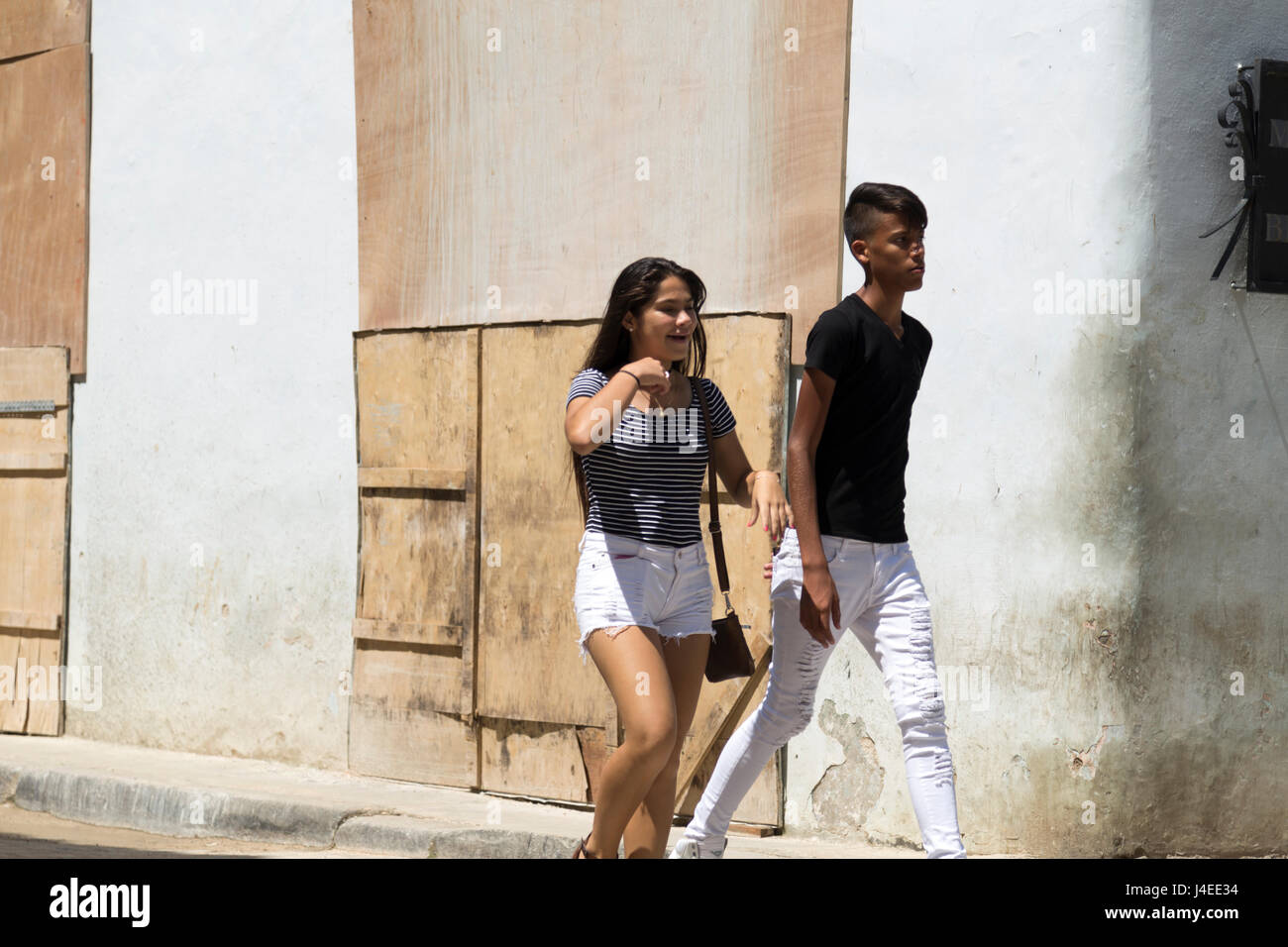 Paar der jungen Kubaner Wandern in Havanna, Kuba Stockfoto