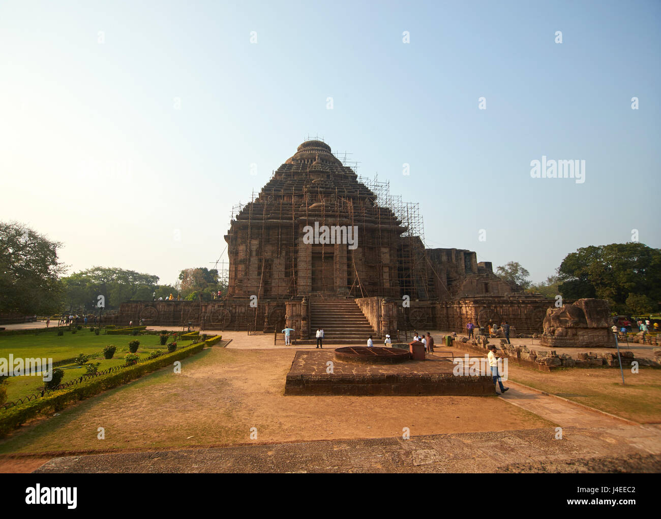 Alten Sandstein Schnitzereien an den Wänden der alten Sonnentempel in Konark, Indien. Stockfoto