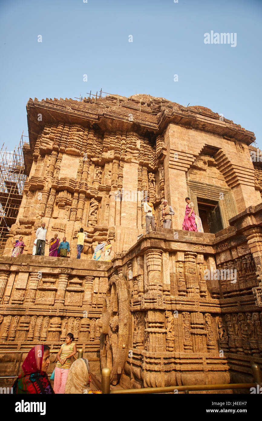 Alten Sandstein Schnitzereien an den Wänden der alten Sonnentempel in Konark, Indien. Stockfoto