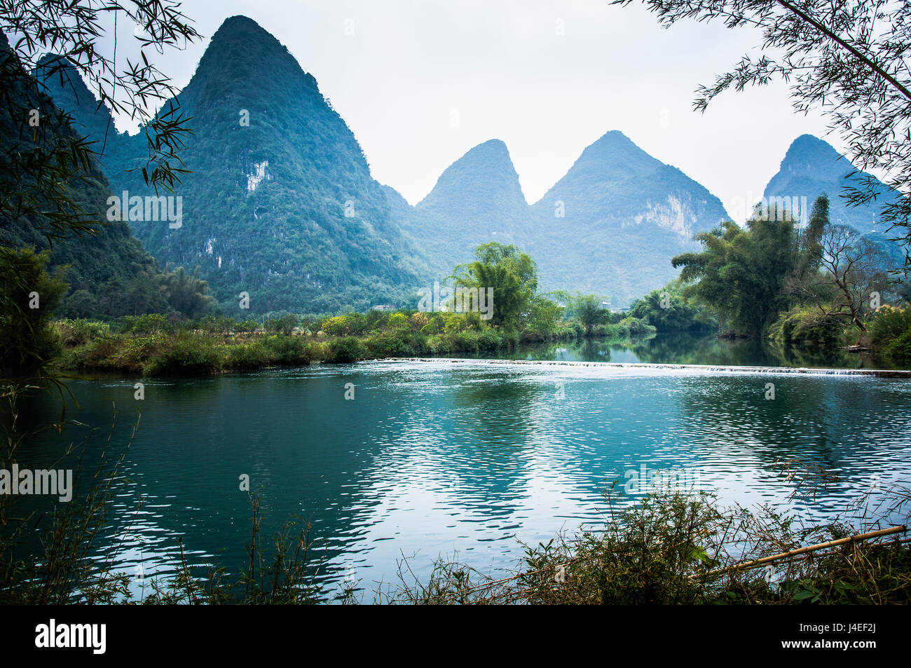 Schöne Fluss und die Berge Landschaft Stockfoto