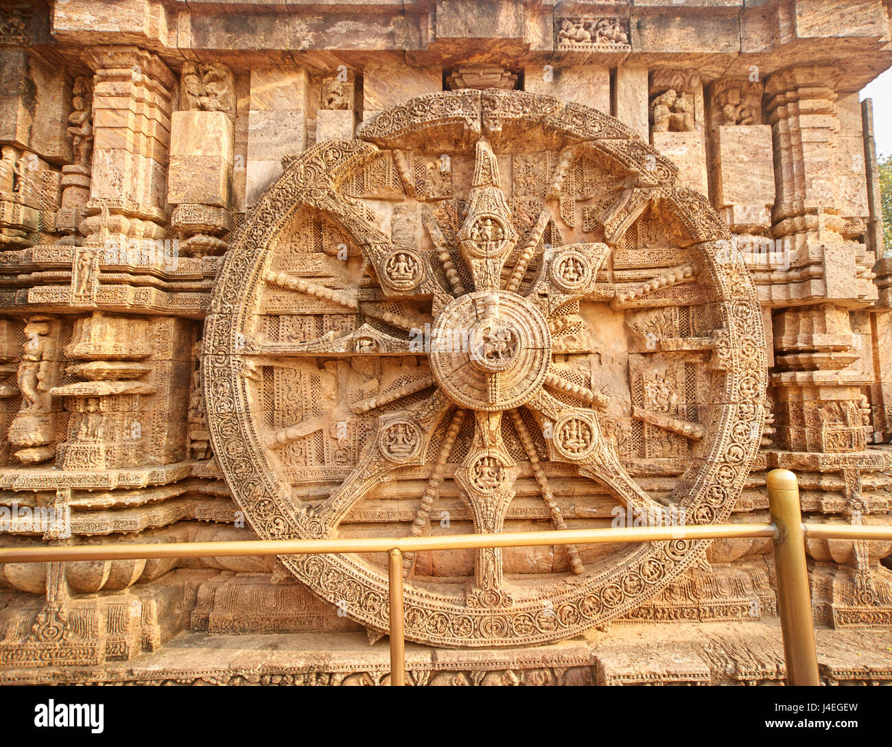 Alten Sandstein Schnitzereien an den Wänden der alten Sonnentempel in Konark, Indien. Stockfoto