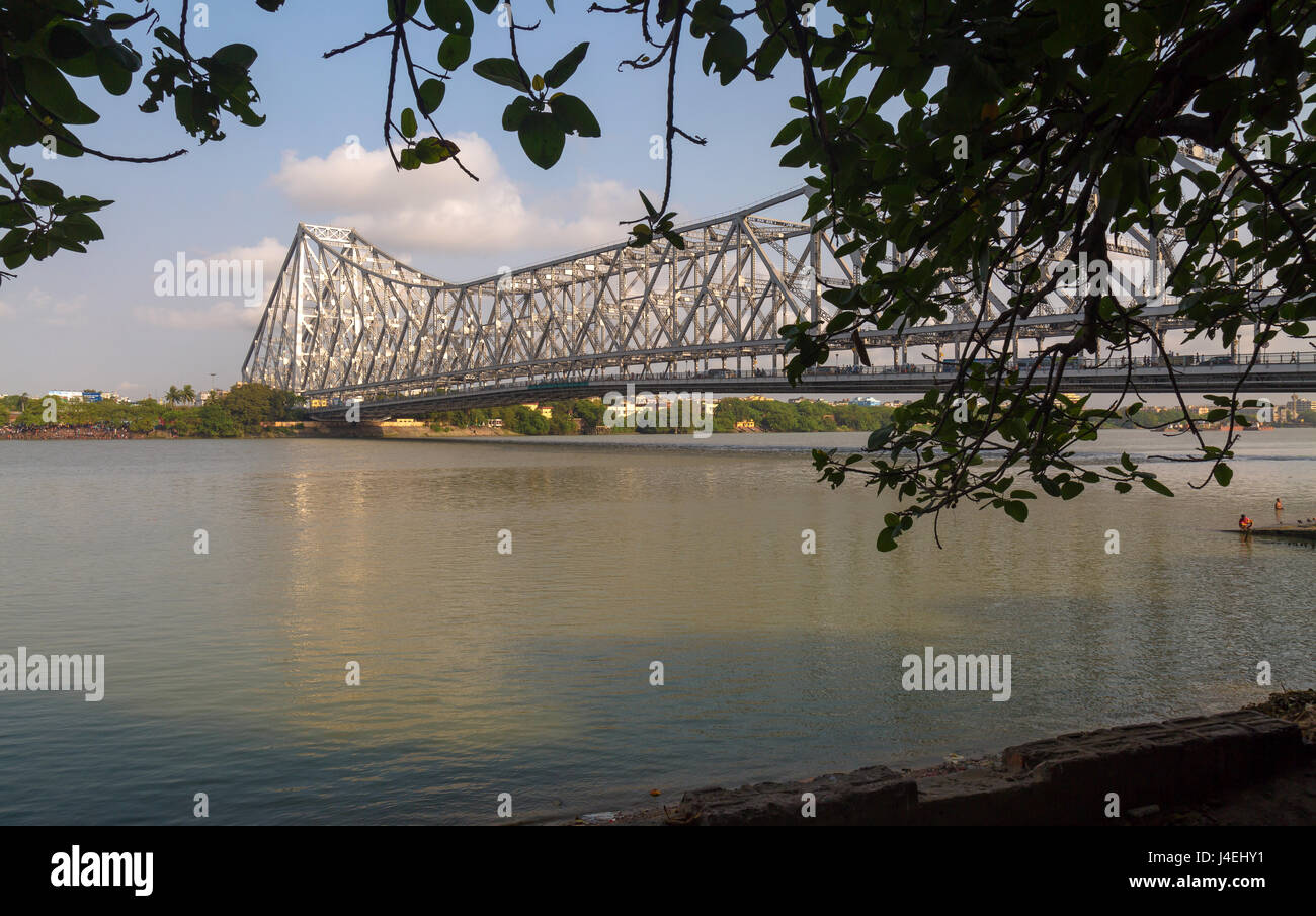 Howrah Bridge auf dem Fluss Hooghly in Kolkata - die historische Brücke ist die längste Brücke in Indien. Stockfoto