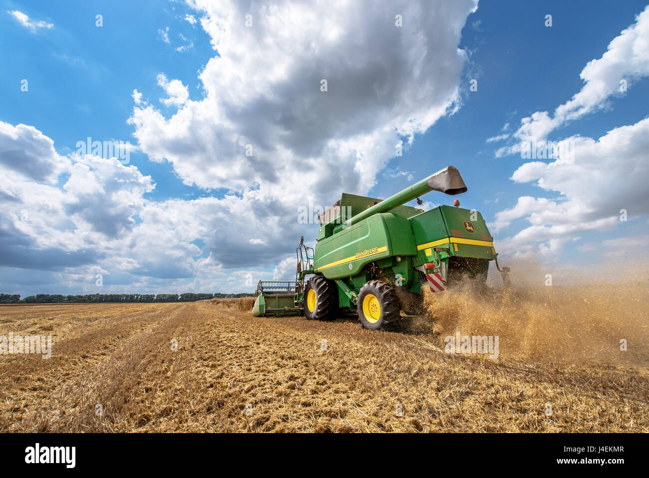 Dobrich, Bulgarien - Juli 08: Moderne John Deere Mähdrescher ernten Getreide im Feld in der Nähe der Stadt Dobrich, Bulgarien 8. Juli 2016 Stockfoto