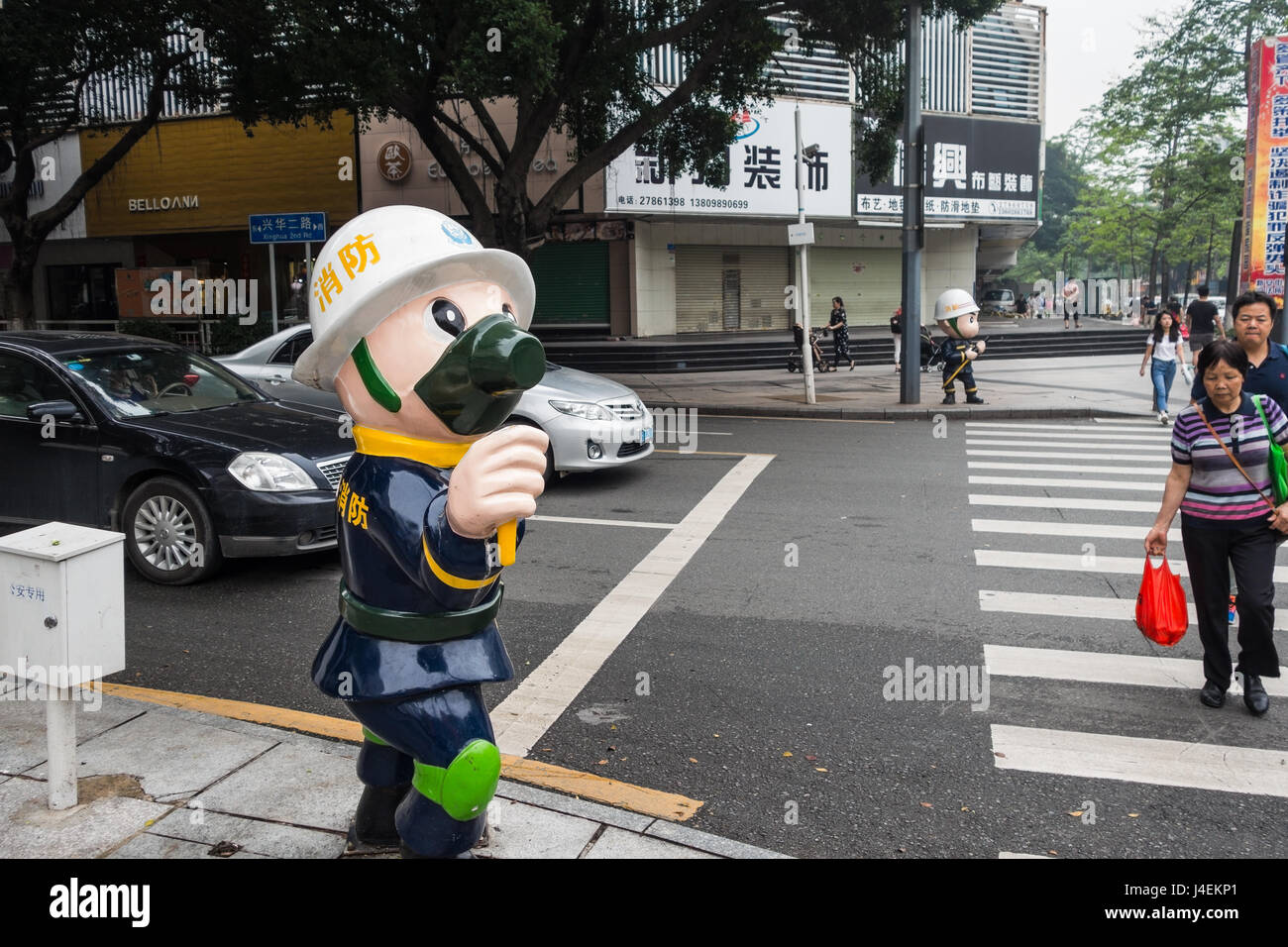 Verkehr Polizei Statuen an einer Kreuzung in Shenzhen, China nach Verkehrsregeln, Gesetze zu fördern Stockfoto