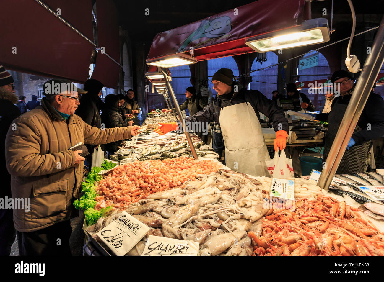 Kunde zahlt für den Kauf, beschäftigt Fisch Stall im Winter, Pescheria, Markt von Rialto, Venedig, UNESCO, Veneto, Italien Stockfoto