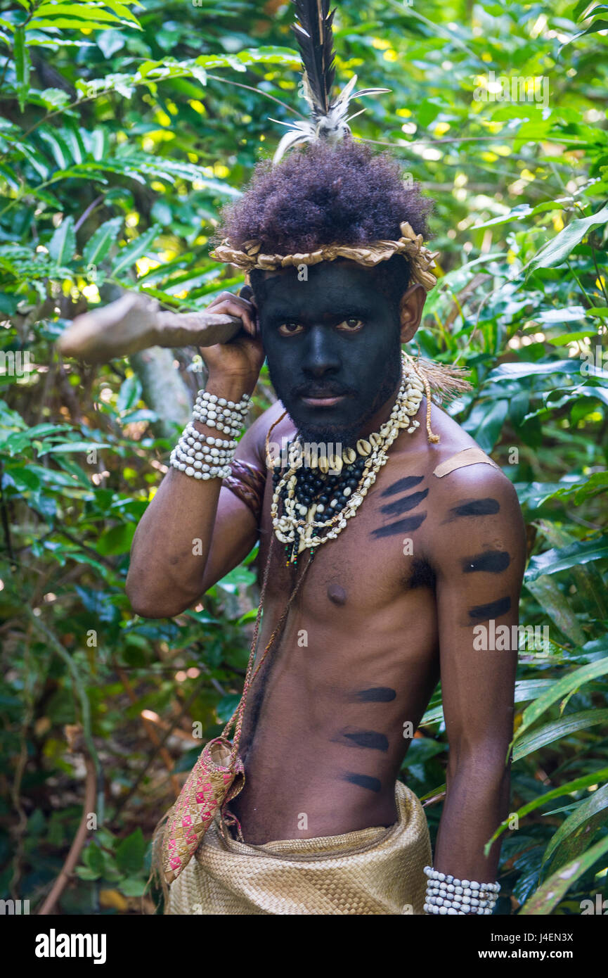 Traditionell gekleidete Mann hält einen Speer, Ekasup Cultural Village, Efate, Vanuatu, Pazifik Stockfoto