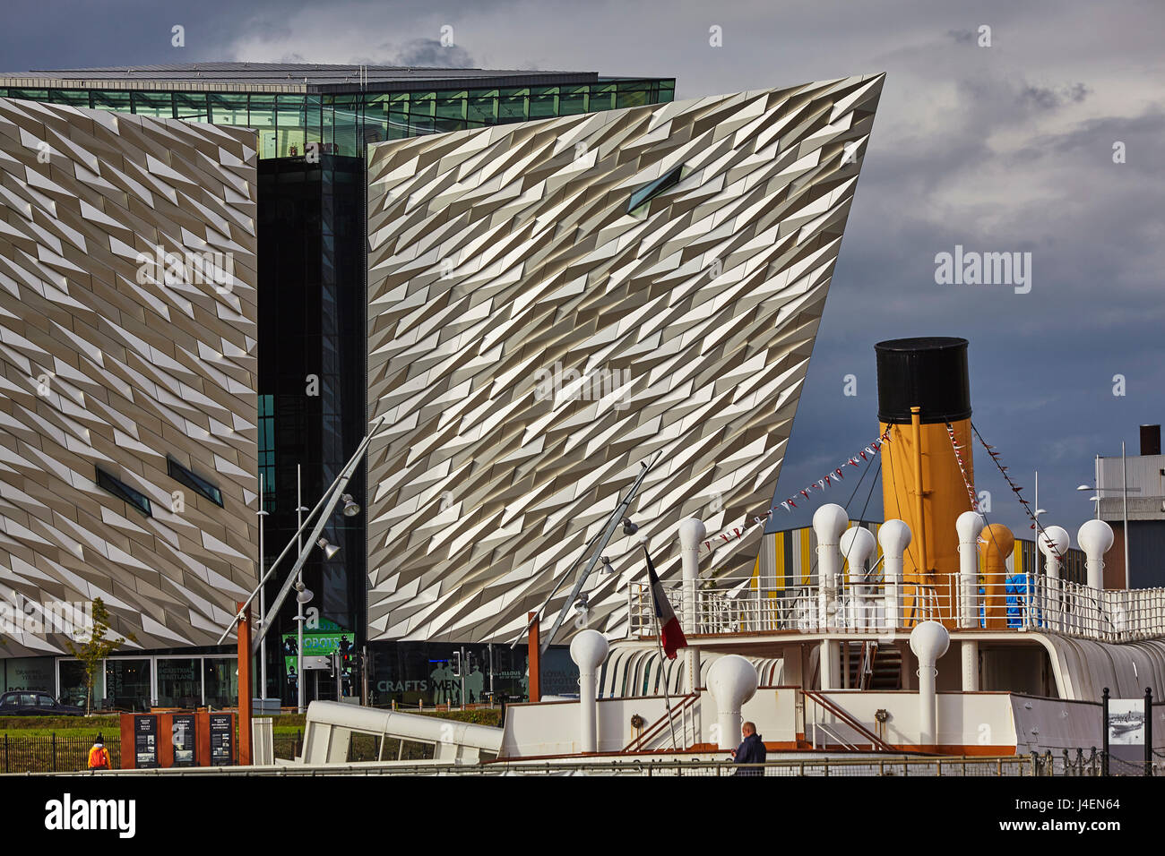 Ein Blick auf das Titanic-Museum mit der SS Nomadic, Belfast, Nordirland, Vereinigtes Königreich Stockfoto