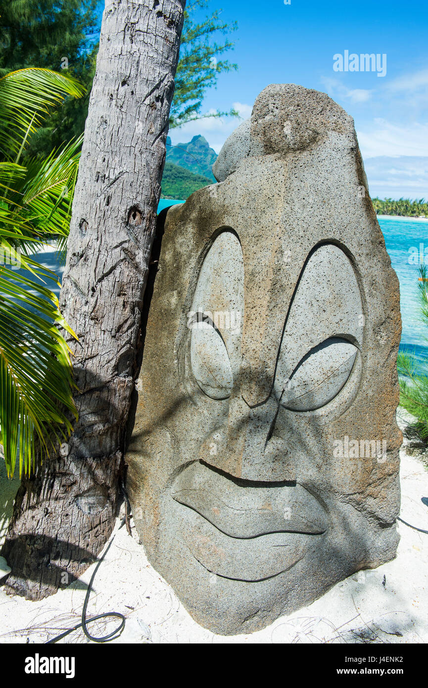 Geschnitzte Statue aus Stein auf einem Motu, Bora Bora, Gesellschaftsinseln, Französisch-Polynesien, Pazifik Stockfoto