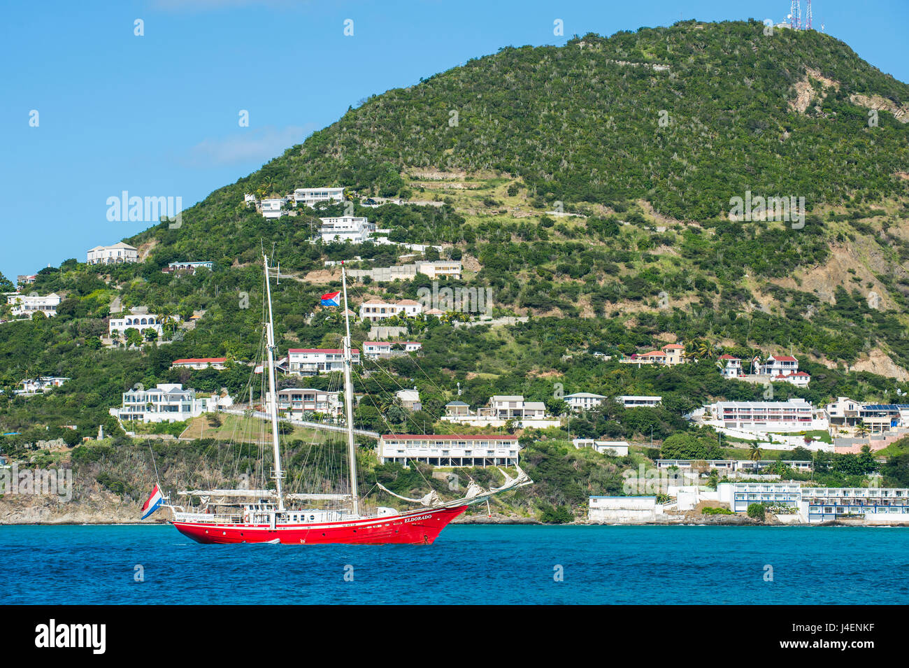 Roten Segelschiff in der Bucht von Philipsburg, Sint Maarten, West Indies, Karibik, Mittelamerika Stockfoto