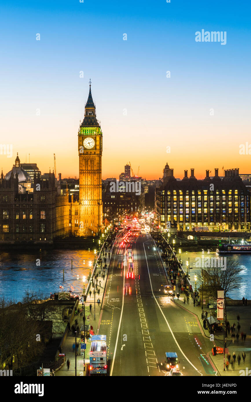 Big Ben (Elizabeth-Turm) und verkehrsreichen auf Westminster Bridge bei Dämmerung, London, England, United Kingdom, Europe Stockfoto