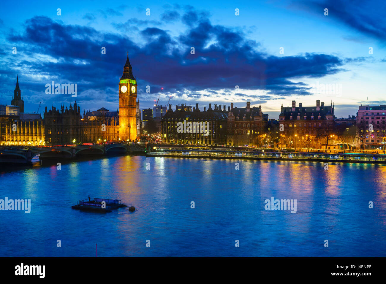 Big Ben (Elizabeth-Turm) und Westminster Bridge bei Dämmerung, London, England, United Kingdom, Europe Stockfoto