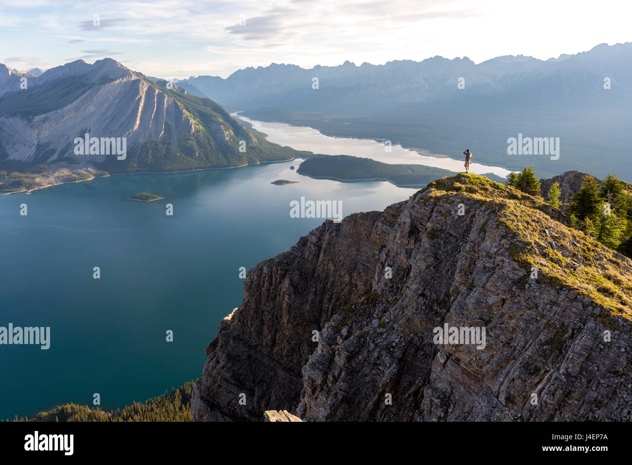 Atemberaubende Aussicht bei Sonnenaufgang von Kananaskis Lake vom Höhepunkt der Wanderung, Alberta, Rocky Mountains, Kanada, Nordamerika Stockfoto