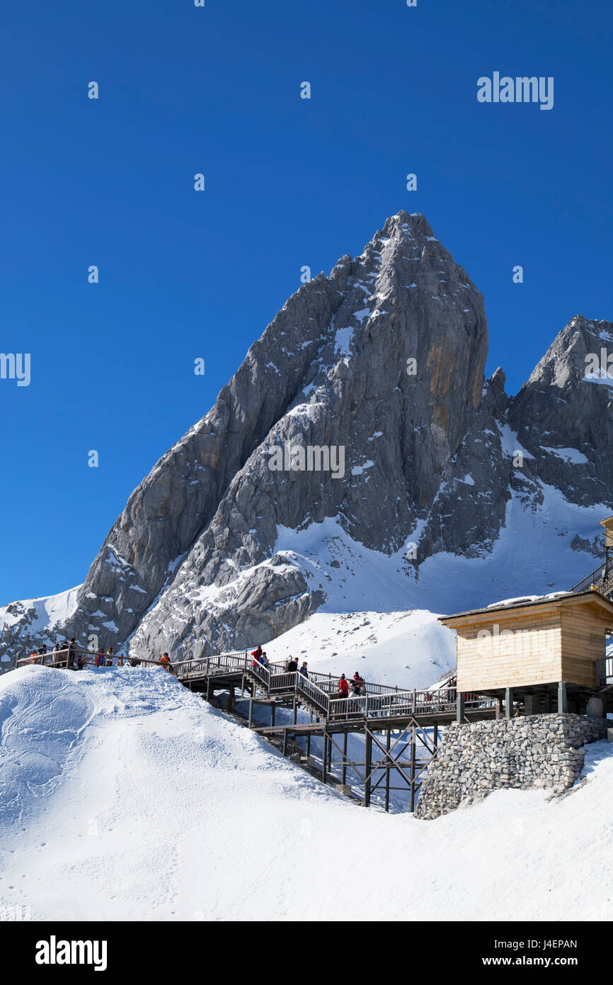 Touristen auf Jade Dragon Snow Mountain (Yulong Xueshan), Lijiang, Yunnan, China, Asien Stockfoto