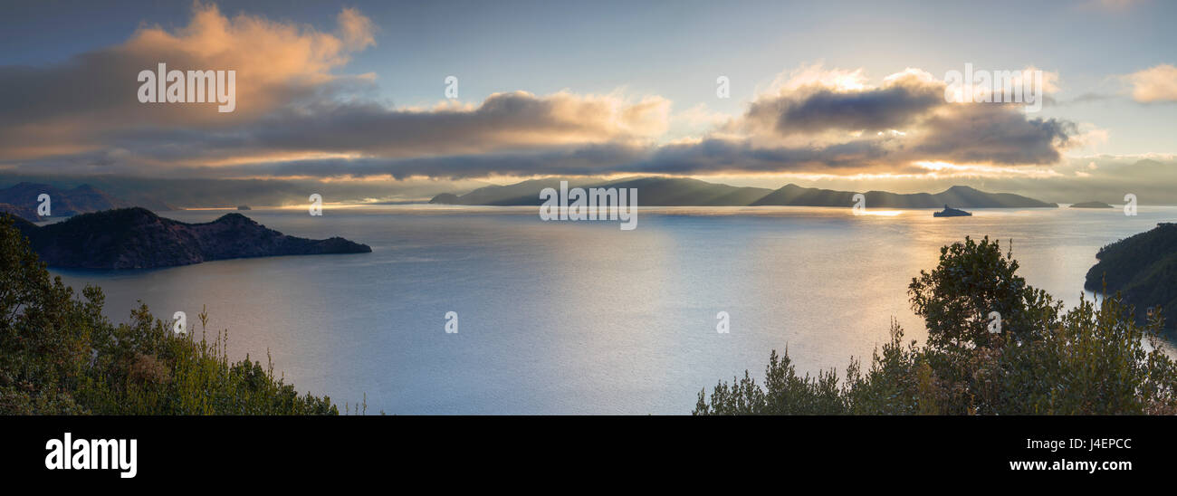 Ansicht der Lugu-See bei Dämmerung, Yunnan, China, Asien Stockfoto