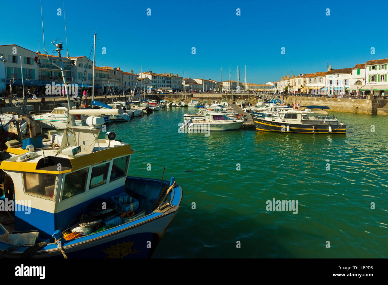 Angelboote/Fischerboote und Yachten in den Kais an dieser Nord-Küste-Stadt Saint Martin de Ré, Ile de Re, Charente-Maritime, Frankreich, Europa Stockfoto