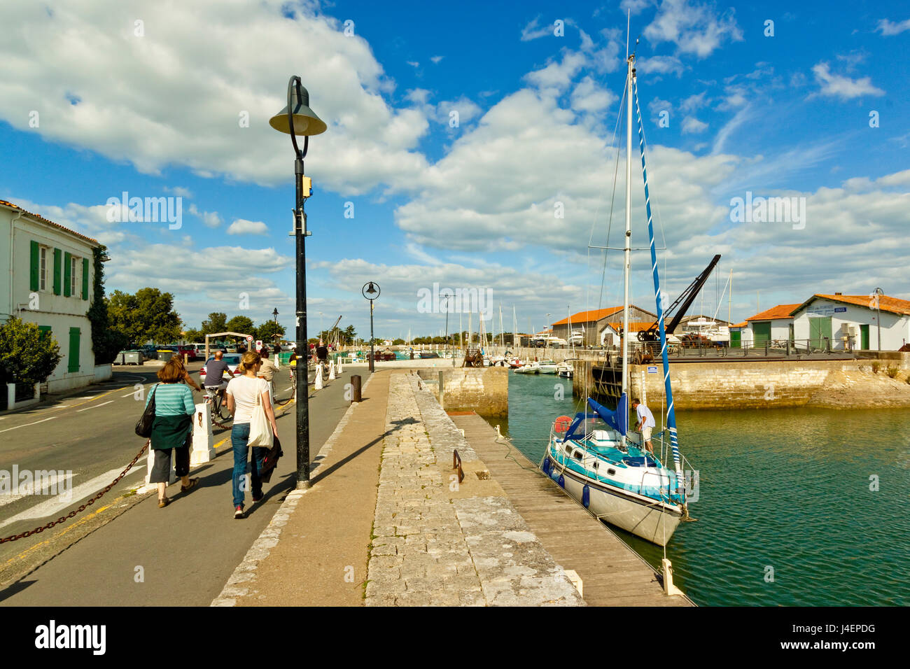 Marina am Quai De La Criee im westlichen Hauptort der Insel, Ars En Re, Ile de Re, Charente-Maritime, Frankreich, Europa Stockfoto