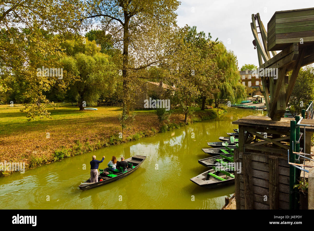 Bootskran und Punt beim Start Punkt für Ausflüge in das Marais Poitevin Feuchtgebiet, A83, Nouvelle-Aquitaine, Frankreich Stockfoto