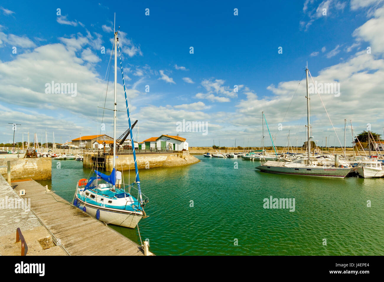 Yacht im Yachthafen von Quai De La Criee im westlichen Hauptort der Insel, Ars En Re, Ile de Re, Charente-Maritime, Frankreich Stockfoto