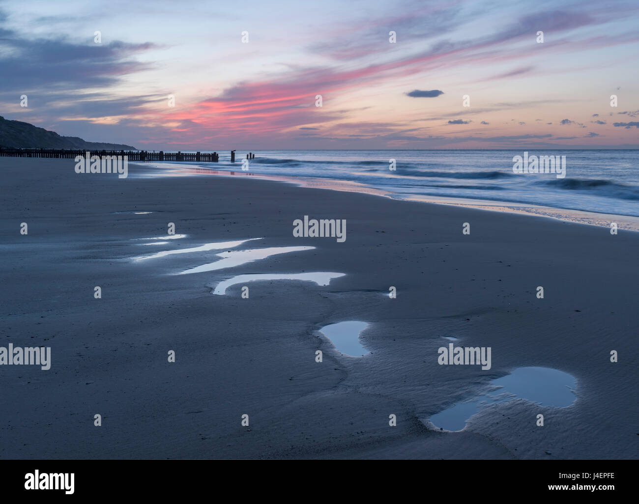 Schönen Sonnenuntergang Farben über den Strand bei Ebbe am Mundesley, Norfolk, England, Vereinigtes Königreich, Europa Stockfoto