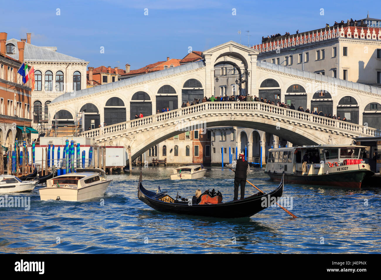 Gondel auf dem Canal Grande und die Rialto-Brücke im Winter, Venedig, UNESCO World Heritage Site, Veneto, Italien, Europa Stockfoto