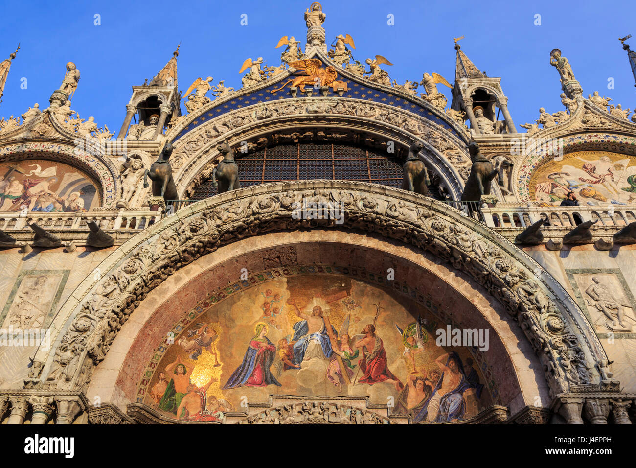 Basilika San Marco golden außen Mosaiken in der späten Nachmittagssonne im Winter, zum UNESCO-Weltkulturerbe, Veneto, Venedig, Italien Stockfoto