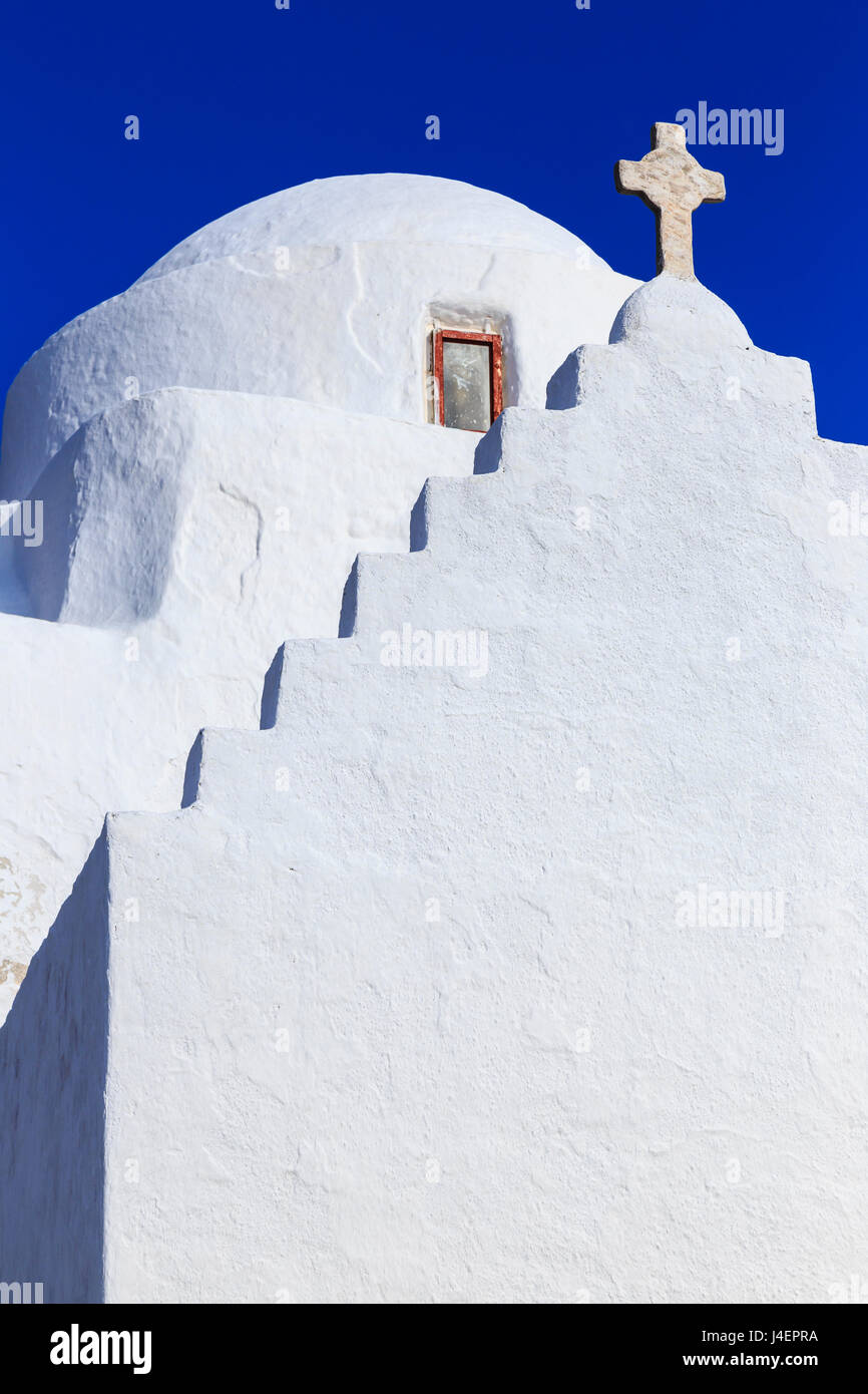 Weiß getünchte Panagia Paraportiani, Mykonos berühmteste Kirche, unter blauem Himmel, Mykonos-Stadt (Chora), Mykonos, Kykladen, Griechenland Stockfoto