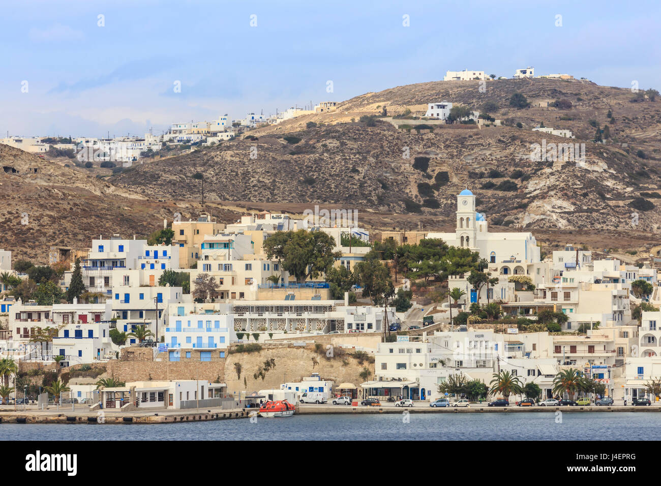 Hafen von Adamas (Adamantas) aus dem Meer, Milos, Cyclades, Ägäis, griechische Inseln, Griechenland, Europa Stockfoto