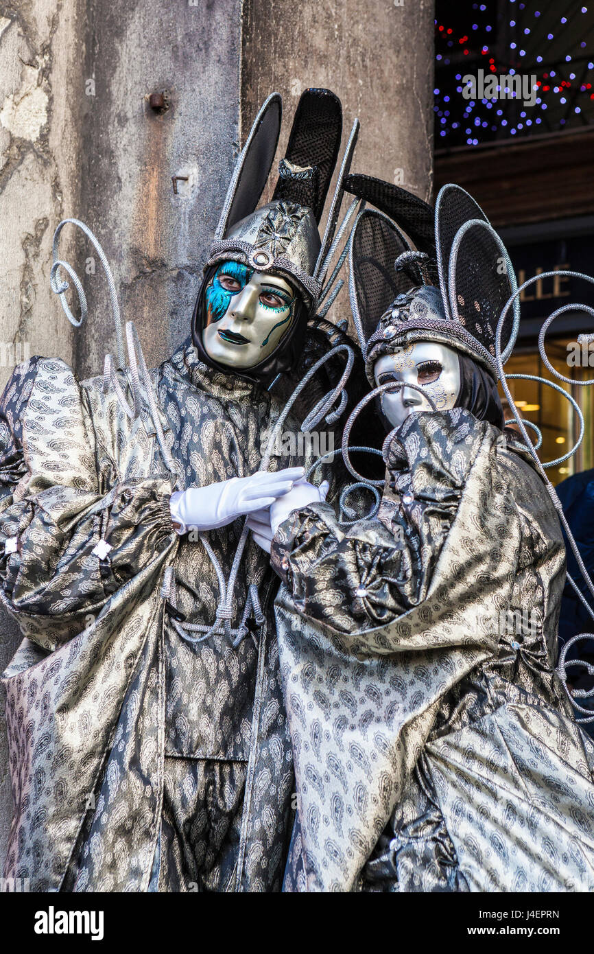 Bunte Masken und Kostüme für den Karneval von Venedig, berühmten Festivals weltweit, Venedig, Veneto, Italien, Europa Stockfoto